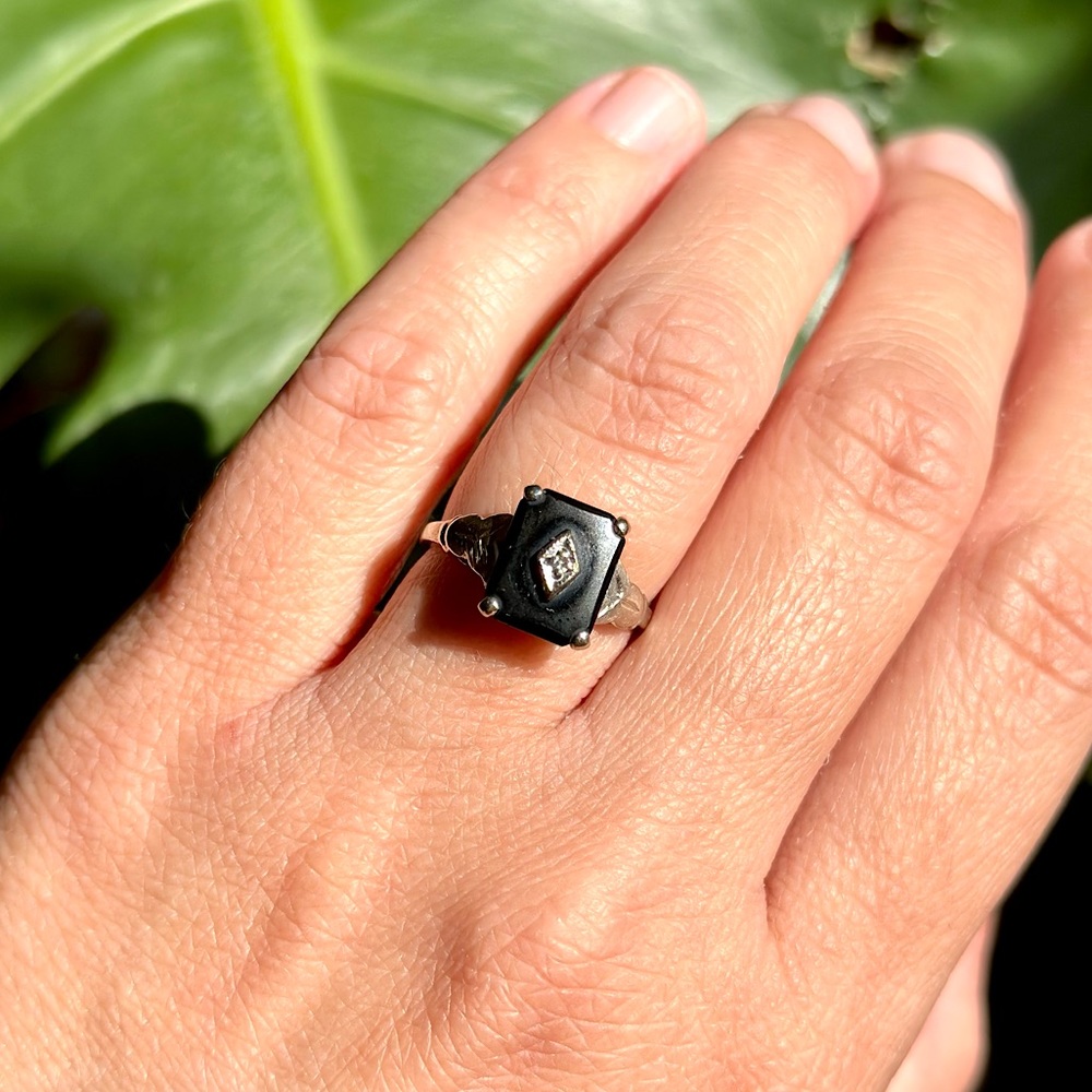 Vintage Art Deco 10k White Gold & Black Onyx ring